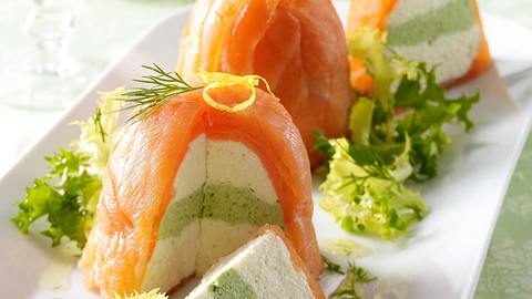 Lachsterrinen mit Frischkäse-Meerrettichcreme, Salat und Dillvinaigrette Rezept - Foto: House of Food / Bauer Food Experts KG