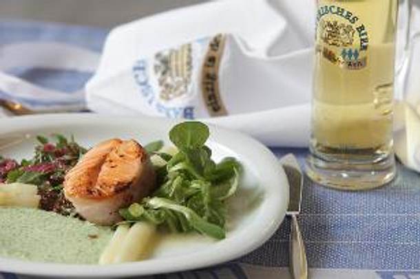 Lachstournedos mit Spargel und Kartoffel-, Kresse- oder rotem Zwiebel-Bierdressing Rezept