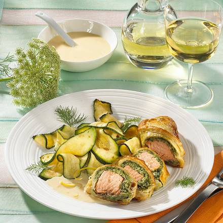 Lachstranchen mit Kräuterfarce in Blätterteig mit gebratenen Zucchini und Zitronen-Sahne-Soße Rezept