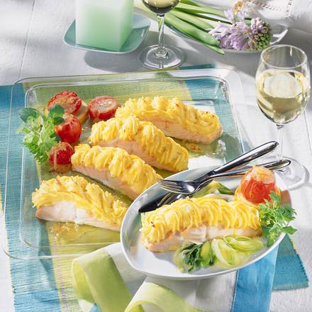 Lachstranchen vom Blech mit Meerrettich-Kartoffelpüree-Kruste Rezept Lachstranchen vom Blech mit Meerrettich-Kartoffelpüree-Kruste Rezept