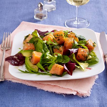 Lachswürfel auf BabyLeaf-Salat mit Avocado Rezept Lachswürfel auf BabyLeaf-Salat mit Avocado Rezept