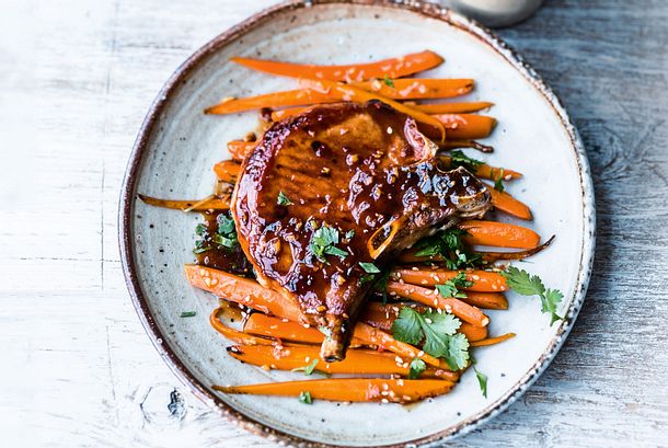 Lackiertes Schweinekotelett mit Sesammöhren Rezept Lackiertes Schweinekotelett mit Sesammöhren Rezept