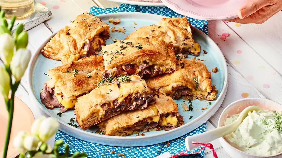 Croque mit Roastbeef auf einem hellblauen Teller - Foto: LECKER @ Bauer Media Group