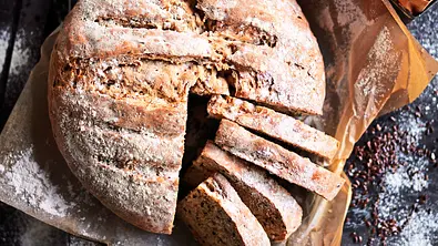 „Laib und Seele“ Dinkel-Leinsamen-Brot Rezept - Foto: LECKER @ Bauer Media Group