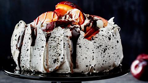 Lakritzpavlova mit Früchten und Sahne Rezept - Foto: House of Food / Bauer Food Experts KG