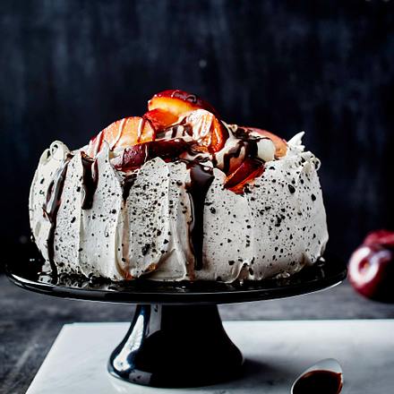 Lakritzpavlova mit Früchten und Sahne Rezept Lakritzpavlova mit Früchten und Sahne Rezept