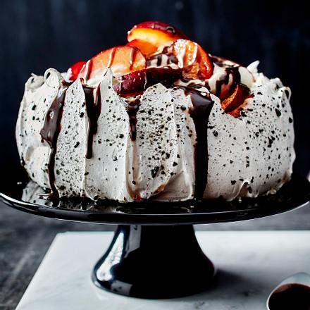 Lakritzpavlova mit Früchten und Sahne Rezept Lakritzpavlova mit Früchten und Sahne Rezept