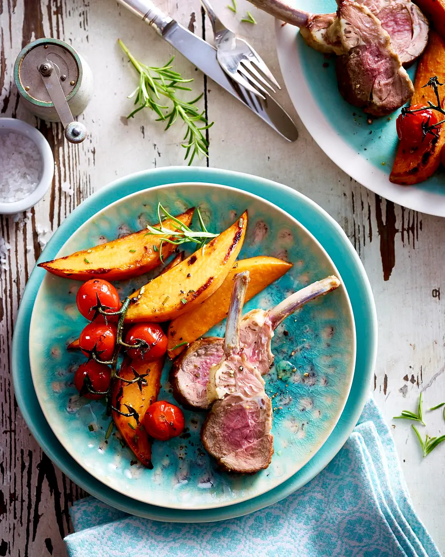 Lamm-Koteletts mit Süßkartoffeln und Kirschtomaten Rezept Lamm-Koteletts mit Süßkartoffeln und Kirschtomaten Rezept