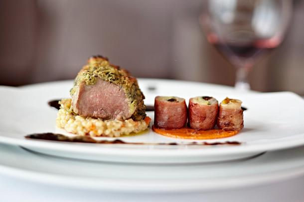 Lamm mit Kräuterkruste und Saltimboccaspitzen Rezept Lamm mit Kräuterkruste und Saltimboccaspitzen Rezept