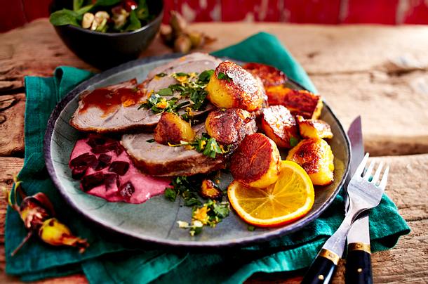 Lamm mit Orangen-Gremolata, Rote Bete-Dip und gerösteten Kartoffeln Rezept Lamm mit Orangen-Gremolata, Rote Bete-Dip und gerösteten Kartoffeln Rezept