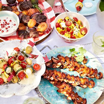 Lamm-Rosmarin-Spieße mit Aprikosen und Sesam-Granatapfel-Dip Rezept Lamm-Rosmarin-Spieße mit Aprikosen und Sesam-Granatapfel-Dip Rezept