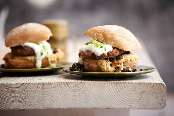 Lammburger mit Hummus und Tsatsiki Rezept Lammburger mit Hummus und Tsatsiki Rezept