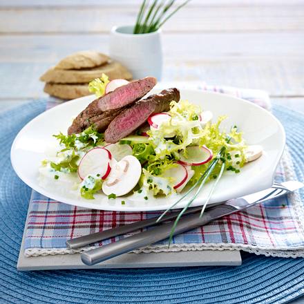 Lammfilet auf Gurken-Frisée-Salat Rezept Lammfilet auf Gurken-Frisée-Salat Rezept