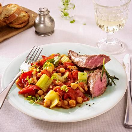 Lammfilet auf Kichererbsen-Tomatengemüse Rezept Lammfilet auf Kichererbsen-Tomatengemüse Rezept