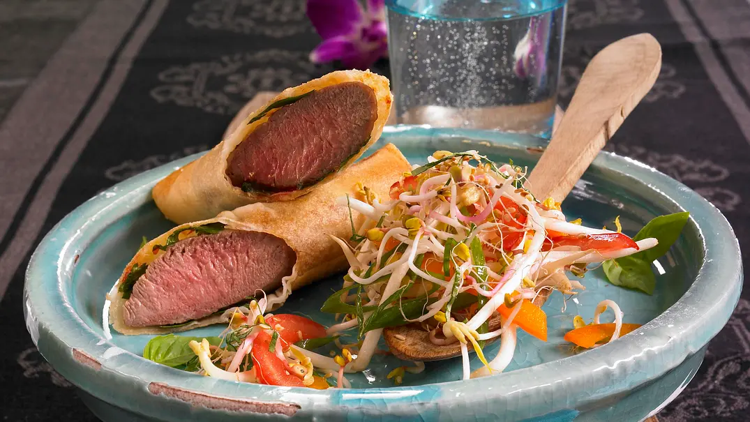 Lammfilet im Frühlingsrollenteig zu Sprossensalat Rezept - Foto: LECKER @ Bauer Media Group Lammfilet im Frühlingsrollenteig zu Sprossensalat Rezept - Foto: LECKER @ Bauer Media Group