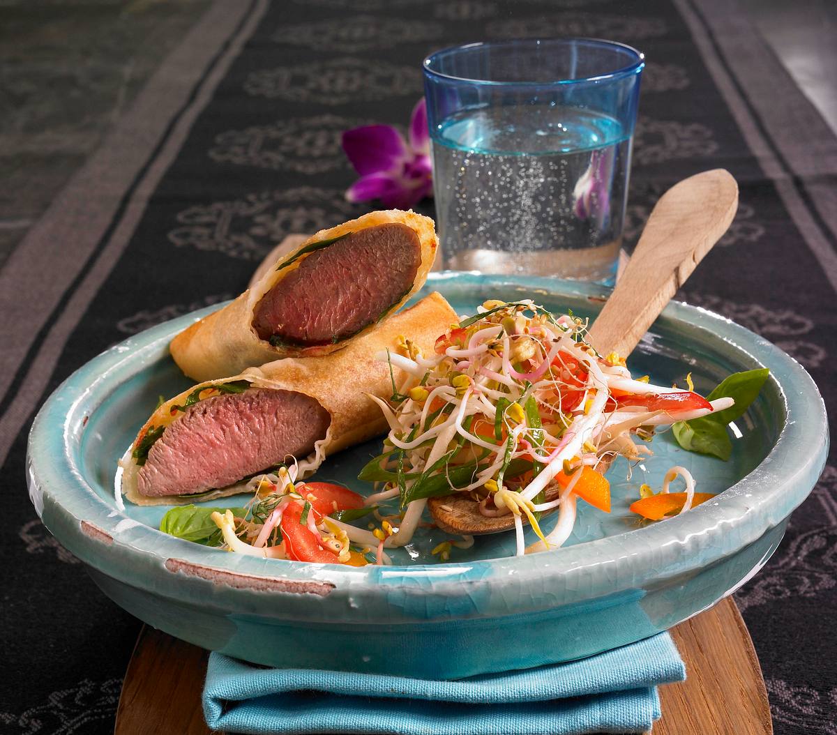 Lammfilet im Frühlingsrollenteig zu Sprossensalat Rezept