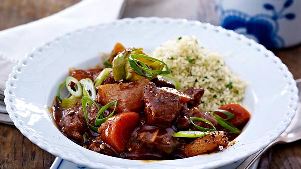 Lammgulasch mit Aprikosen und Petersiliencouscous Rezept - Foto: House of Food / Bauer Food Experts KG