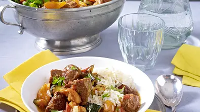 Lammgulasch mit getrockneten Aprikosen Rezept - Foto: LECKER @ Bauer Media Group