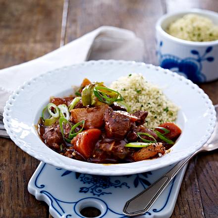 Lammgulasch mit Petersiliencouscous Rezept Lammgulasch mit Petersiliencouscous Rezept