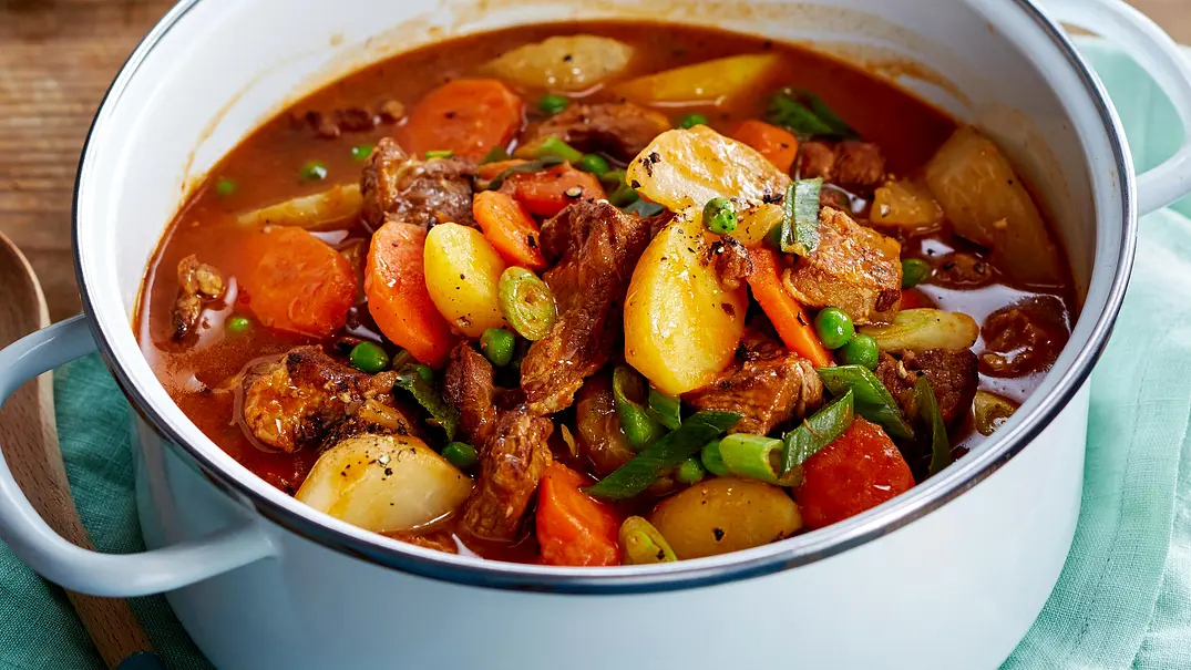 Lammgulasch mit Rüben und Kartoffeln Rezept - Foto: LECKER @ Bauer Media Group Lammgulasch mit Rüben und Kartoffeln Rezept - Foto: LECKER @ Bauer Media Group