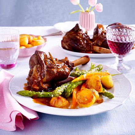 Lammhaxen mit Spargel und Möhren Rezept Lammhaxen mit Spargel und Möhren Rezept