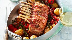 Lammkarree-Braten mit Tomaten und Kartoffeln Rezept - Foto: House of Food / Bauer Food Experts KG