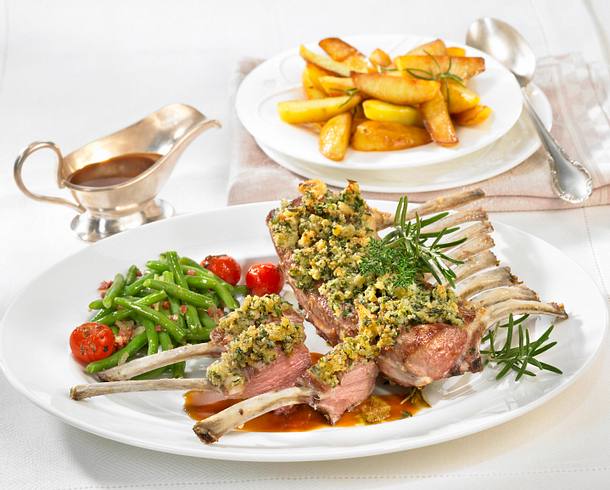 Lammkarree mit Kräuterkruste zu grünen Bohnen und Röstkartoffeln Rezept Lammkarree mit Kräuterkruste zu grünen Bohnen und Röstkartoffeln Rezept