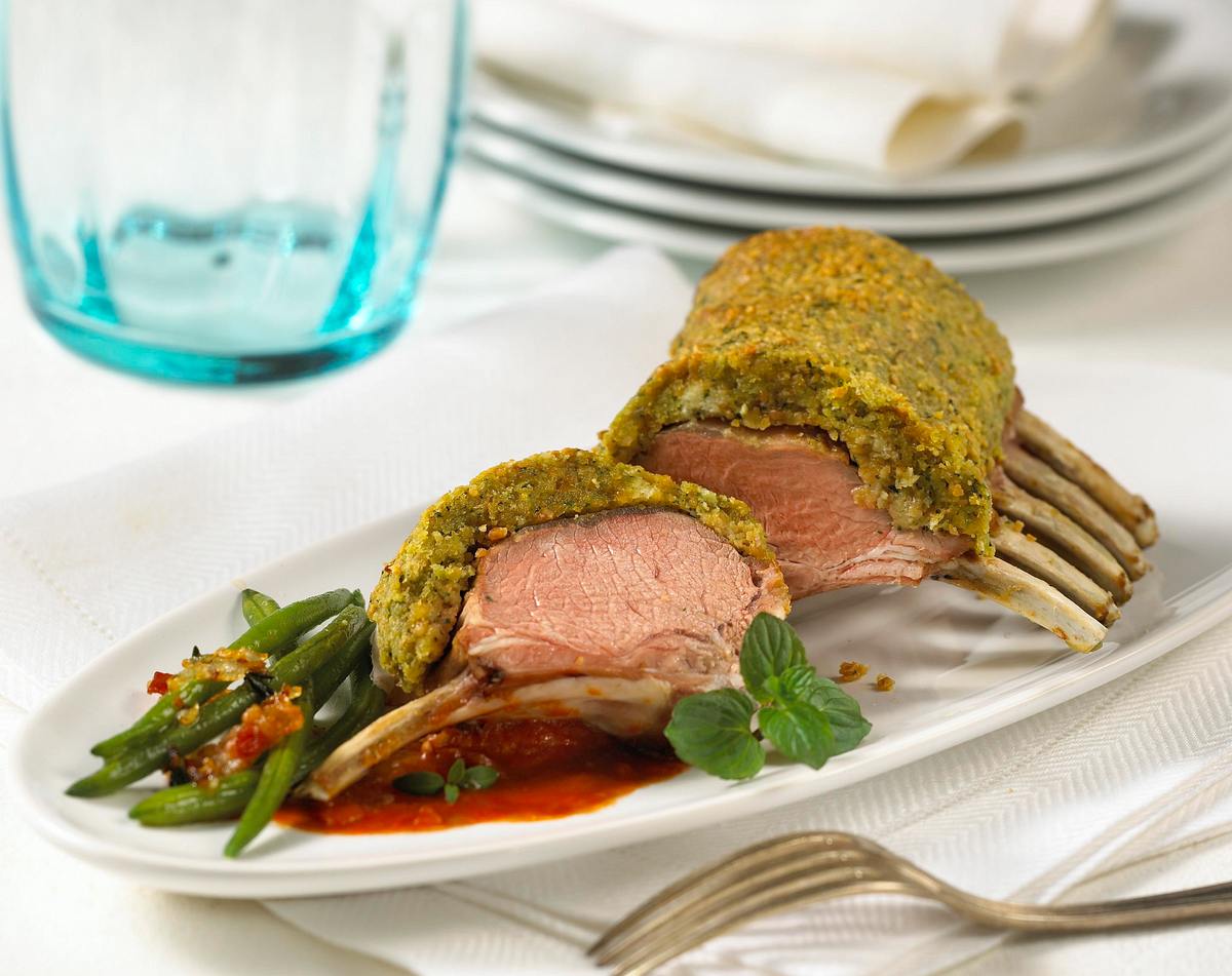 Lammkarrée mit Kräuter-Nusskruste und Speckbohnen Rezept