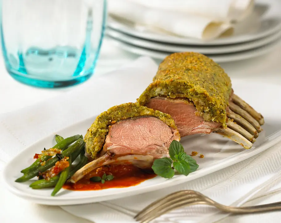 Lammkarrée mit Kräuter-Nusskruste und Speckbohnen Rezept