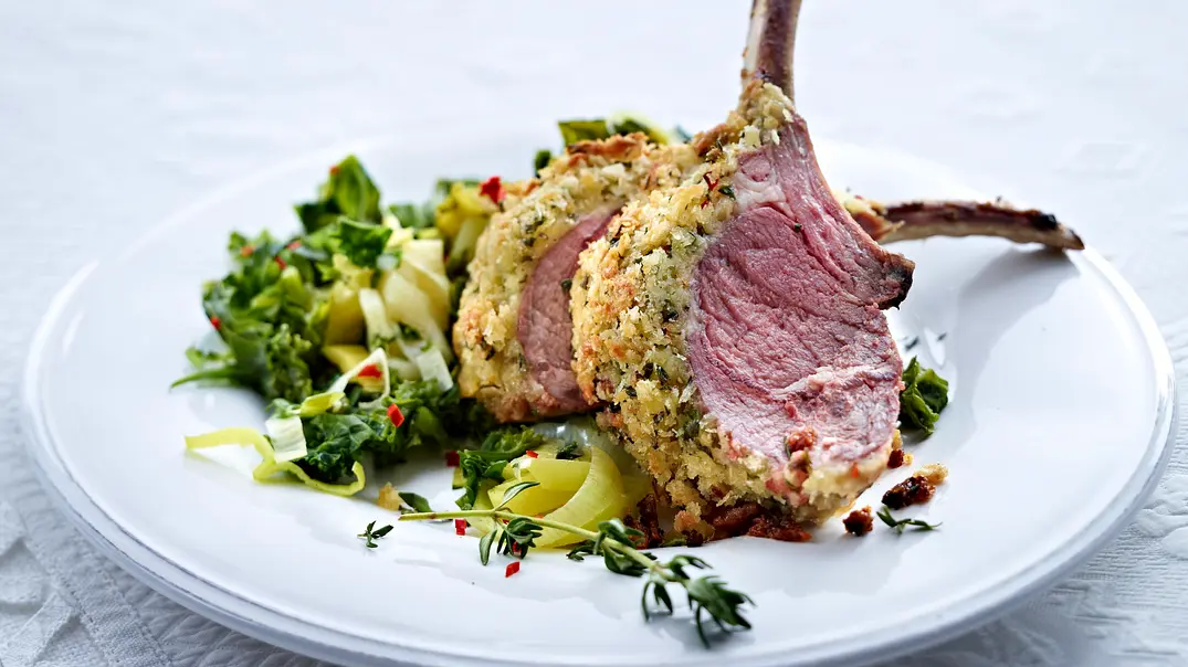 Lammkarree mit Kräuterkruste Rezept - Foto: LECKER @ Bauer Media Group Lammkarree mit Kräuterkruste Rezept - Foto: LECKER @ Bauer Media Group