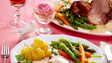 Lammkeule in Milch gegart mit Kartoffeln und Gemüseplatte Rezept - Foto: LECKER @ Bauer Media Group