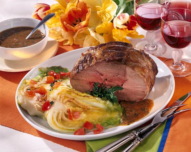 Lammkeule mit gedünstetem Spitzkohl Rezept Lammkeule mit gedünstetem Spitzkohl Rezept