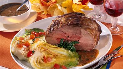 Lammkeule mit gedünstetem Spitzkohl Rezept - Foto: LECKER @ Bauer Media Group