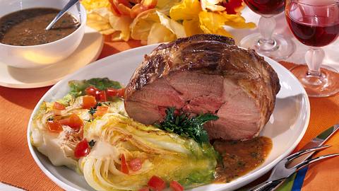Lammkeule mit gedünstetem Spitzkohl Rezept - Foto: Maass