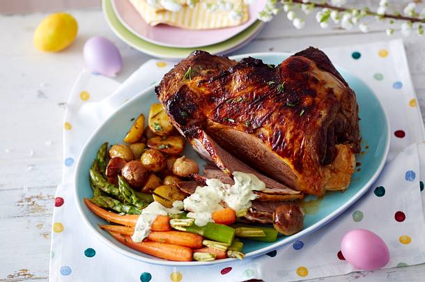 Lammkeule mit Gemüse vom Blech und cremigem Kräuterbuttersößchen Rezept Lammkeule mit Gemüse vom Blech und cremigem Kräuterbuttersößchen Rezept