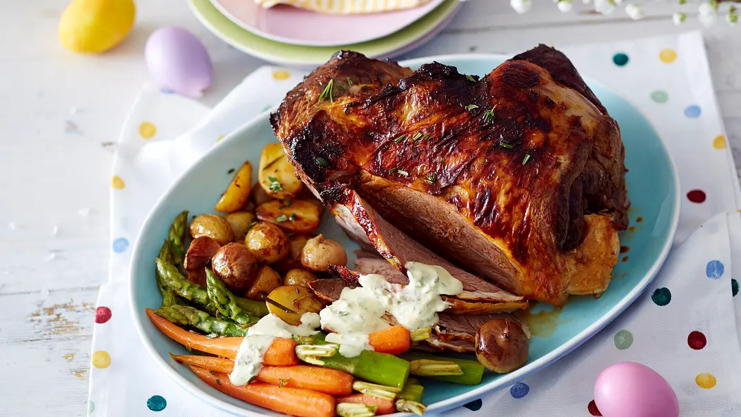 Lammkeule mit Gemüse vom Blech und cremigem Kräuterbuttersößchen Rezept - Foto: LECKER @ Bauer Media Group Lammkeule mit Gemüse vom Blech und cremigem Kräuterbuttersößchen Rezept - Foto: LECKER @ Bauer Media Group