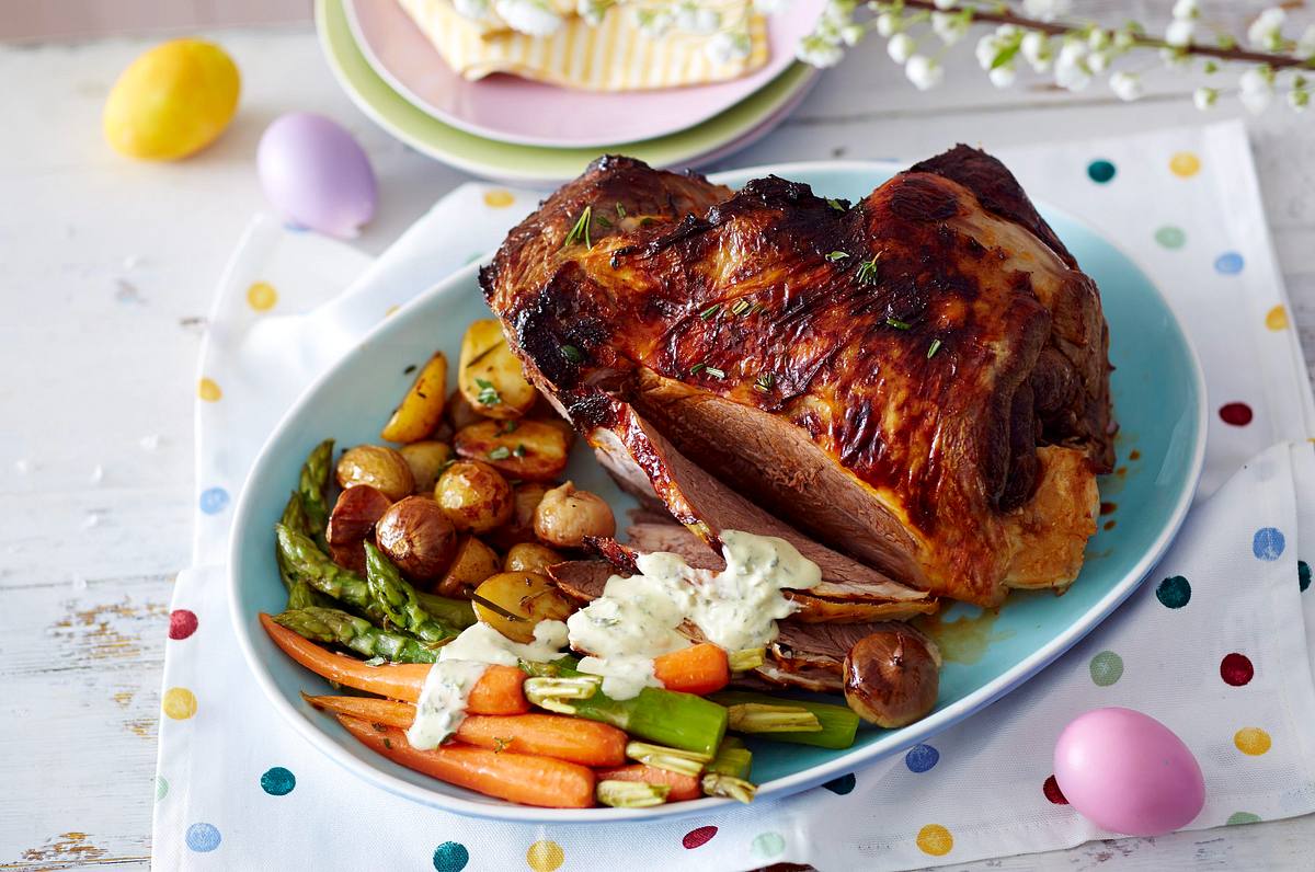 Lammkeule mit Gemüse vom Blech und cremigem Kräuterbuttersößchen Rezept