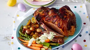Lammkeule mit Gemüse vom Blech und cremigem Kräuterbuttersößchen Rezept - Foto: LECKER @ Bauer Media Group Lammkeule mit Gemüse vom Blech und cremigem Kräuterbuttersößchen Rezept - Foto: LECKER @ Bauer Media Group
