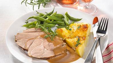 Lammkeule mit Kartoffelgratin und Grünen Bohnen Rezept - Foto: LECKER @ Bauer Media Group