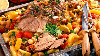 Lammkeule mit Schmorgemüse Rezept - Foto: LECKER @ Bauer Media Group