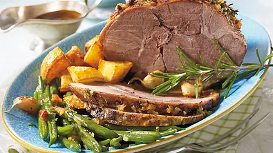Lammkeule mit Tomaten-Zwiebel-Kruste Rezept - Foto: LECKER @ Bauer Media Group