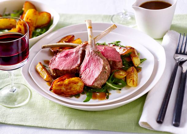 Lammkotelettes mit Koriander auf neuen Kartoffeln Rezept Lammkotelettes mit Koriander auf neuen Kartoffeln Rezept