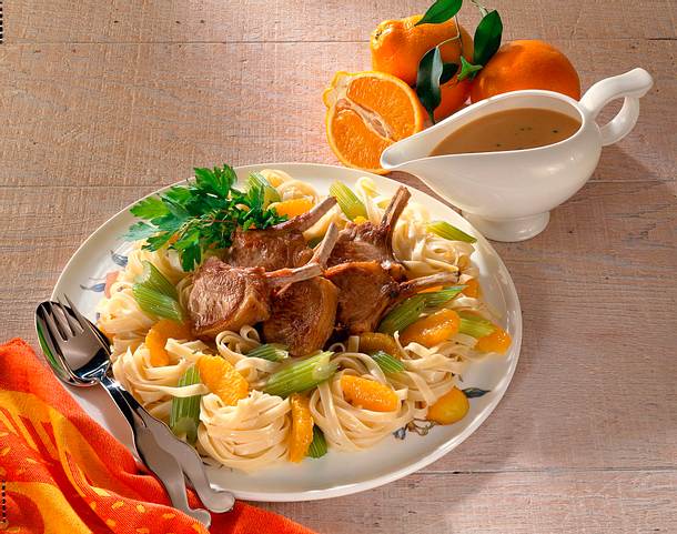 Lammkoteletts mit Bandnudeln und Mineolas Rezept Lammkoteletts mit Bandnudeln und Mineolas Rezept