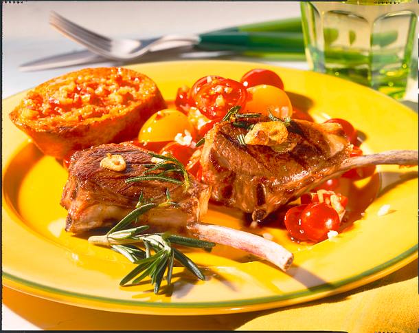 Lammkoteletts mit Paprika-Baguette Rezept Lammkoteletts mit Paprika-Baguette Rezept