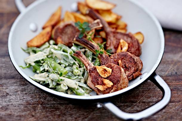 Lammkoteletts mit Pfefferbohnen und Gewürzkartoffeln Rezept Lammkoteletts mit Pfefferbohnen und Gewürzkartoffeln Rezept
