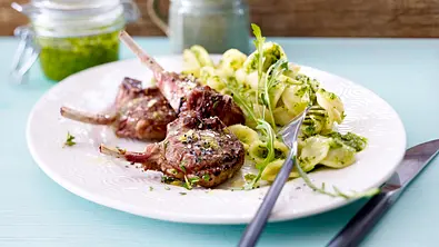 Lammkoteletts mit Rucola-Pesto - Foto: House of Food / Bauer Food Experts KG Lammkoteletts mit Rucola-Pesto - Foto: House of Food / Bauer Food Experts KG