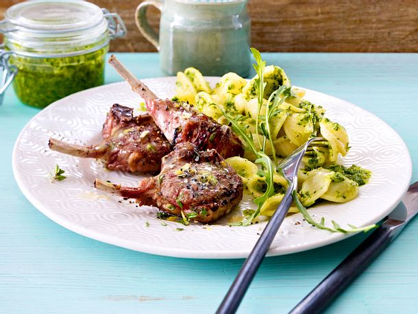 Lammkoteletts mit Rucola-Pesto Rezept Lammkoteletts mit Rucola-Pesto Rezept