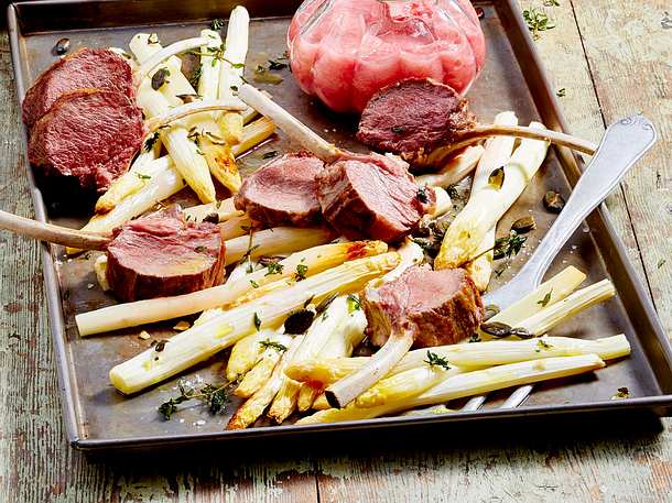 Lammkoteletts vom Blech mit Spargel und Rhababerkompott Rezept