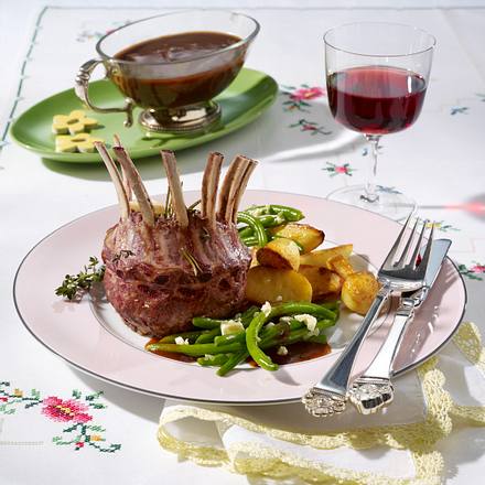 Lammkrönchen mit grünen Bohnen und Röstkartoffeln Rezept Lammkrönchen mit grünen Bohnen und Röstkartoffeln Rezept