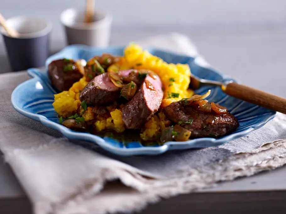 Lammlachse auf Steckrüben-Möhren-Püree Rezept Lammlachse auf Steckrüben-Möhren-Püree Rezept